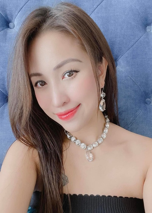 Vân Hugo trang điểm nhẹ nhàng khi mang bầu để trông tươi tắn hơn.