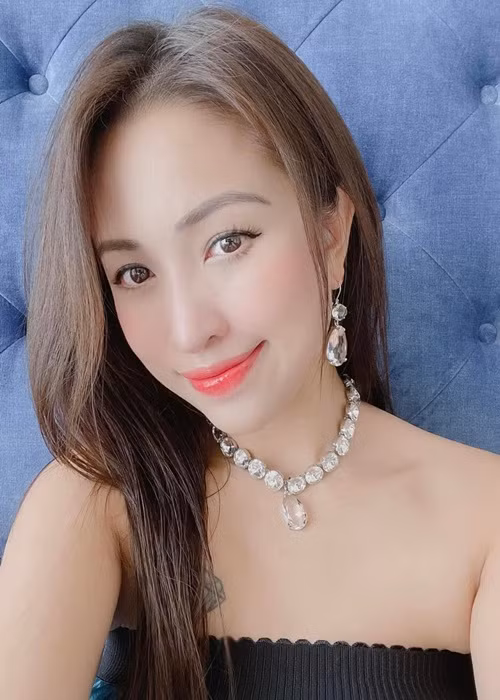 Vân Hugo trang điểm nhẹ nhàng khi mang bầu để trông tươi tắn hơn.