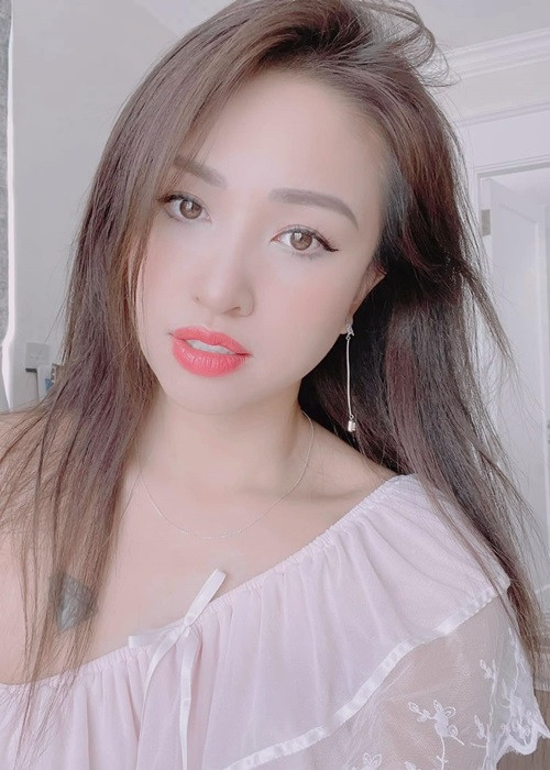 Nữ MC để lộ các hình xăm trước ngực, phần cổ tay, sau lưng khi mặc gợi cảm.