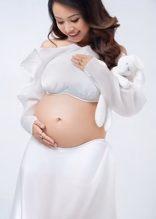 Vân Hugo mang bầu bé gái. Cô đặt tên thân mật cho con là Vừng.