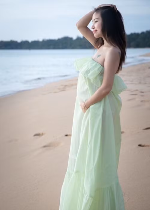 Nữ MC sinh năm 1985 không phát tướng khi mang thai. Đến nay, chân tay và mặt mũi của cô vẫn thon gọn.