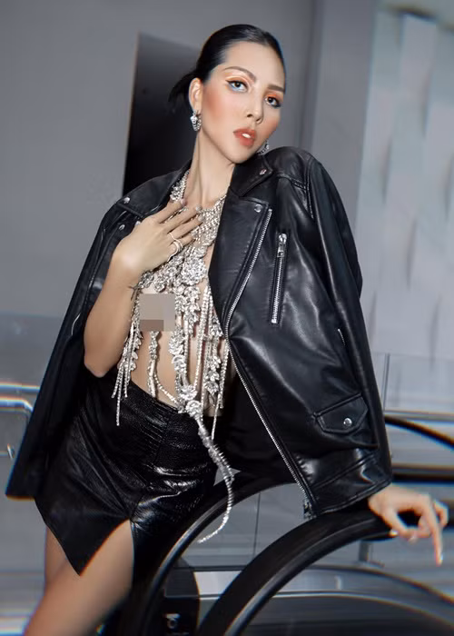 Minh Triệu theo đuổi phong cách thời trang gợi cảm. Không ít lần, chân dài 8x mặc táo bạo.