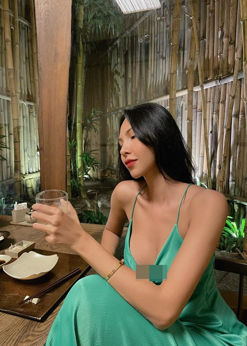 Giải đồng Siêu mẫu 2008 chuộng mặc váy hai dây khoe vòng một căng đầy.