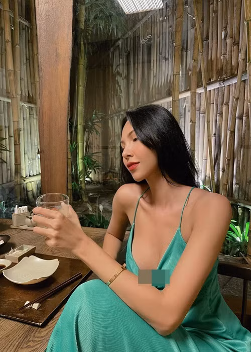 Giải đồng Siêu mẫu 2008 chuộng mặc váy hai dây khoe vòng một căng đầy.