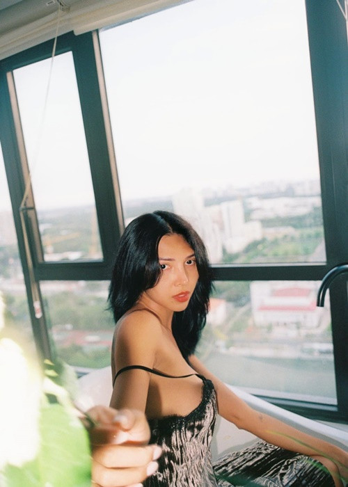 "Viên ngọc đen" của làng mẫu Việt buông lơi dây áo.