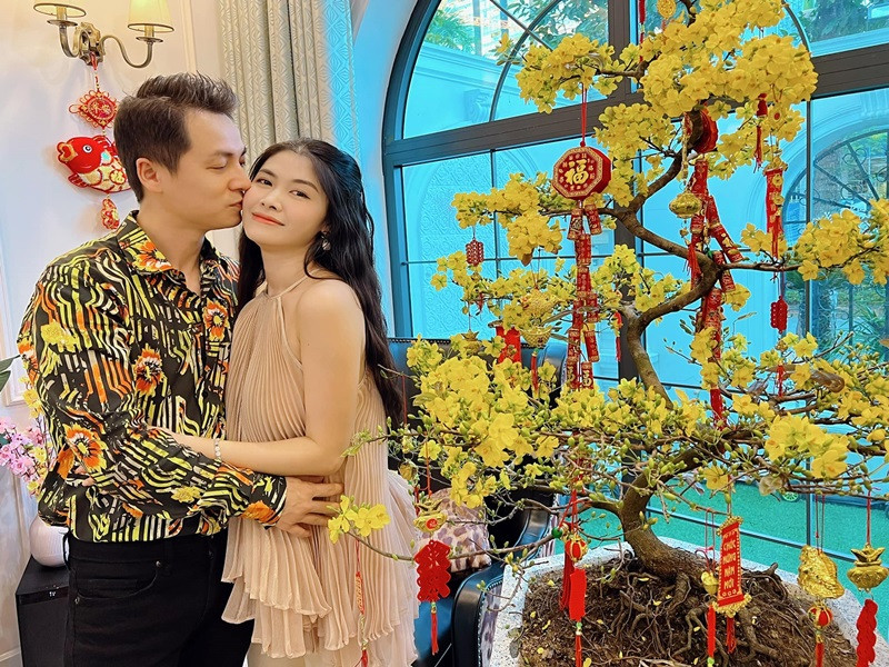 Đăng Khôi cưng chiều bà xã Thủy Anh như bà hoàng. Những dịp lễ, nam ca sĩ hay nấu ăn, giặt giũ cho vợ, ngày thường anh cũng thường xuyên phụ giúp cô. Đăng Khôi còn tặng vợ nhiều món quà giá trị. Ảnh: FBNV