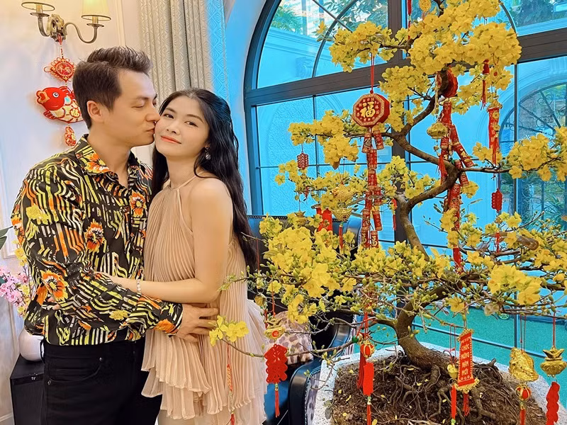 Đăng Khôi cưng chiều bà xã Thủy Anh như bà hoàng. Những dịp lễ, nam ca sĩ hay nấu ăn, giặt giũ cho vợ, ngày thường anh cũng thường xuyên phụ giúp cô. Đăng Khôi còn tặng vợ nhiều món quà giá trị. Ảnh: FBNV