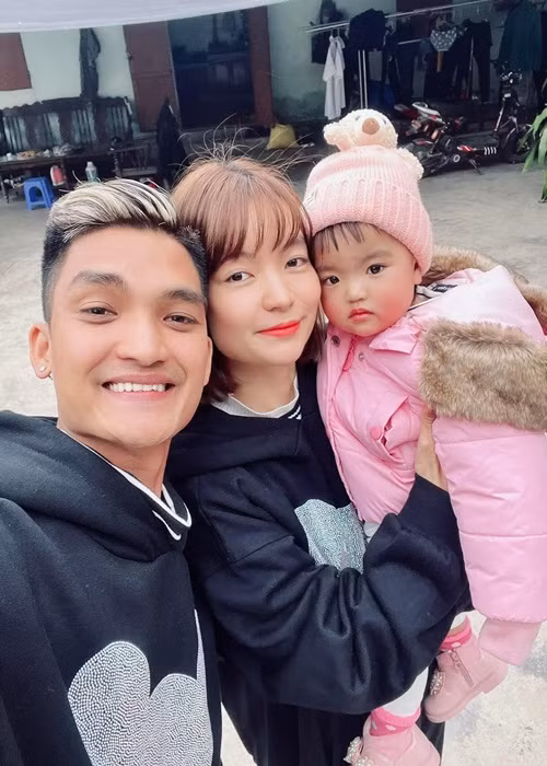 Mạc Văn Khoa chiều vợ con không kém cạnh Trường Giang, Tuấn Hưng. Anh chia sẻ, vợ muốn ăn gì anh sẽ cố gắng nấu cho ăn, muốn đi đâu anh sẽ sắp xếp cho đi. Ảnh: FBNV