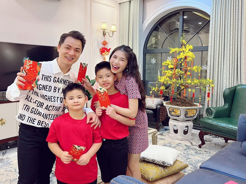 Thủy Anh từng chia sẻ: "Anh Khôi là một người đàn ông của gia đình, thực sự là của gia đình chứ không phải chỉ là cách nói bóng bẩy. Anh quán xuyến việc nhà và chăm Ken, Đăng Anh rất tốt”. Ảnh: FBNV