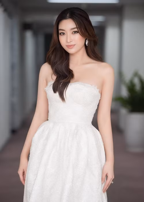 Tháng 1/2022, Hoa hậu Mỹ Linh vướng tin đồn sắp kết hôn khi bị soi đeo nhẫn kim cương ở ngón áp út. Trước đồn đoán, người đẹp phủ nhận, cô cho biết đó chỉ là trang sức bình thường, không phải nhẫn cầu hôn. Ảnh: FBNV