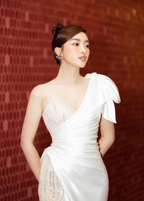 Trong cuộc phỏng vấn với Tiền Phong năm 2021, Mỹ Linh cho biết, sau nhiều năm tìm kiếm và gặp gỡ 1 vài người, cô nghĩ là mình sẽ không đặt ra tiêu chuẩn nào cả về người yêu. Ảnh: FBNV