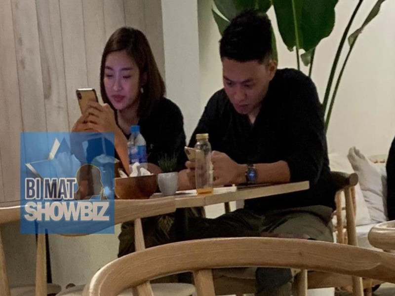 Năm 2019, Đỗ Mỹ Linh vướng tin đồn hẹn hò Bảo Hưng - em trai BTV Ngọc Trinh khi cả hai bị rò rỉ hình ảnh trò vui vẻ, ghé đầu hôn má. Phía nàng hoa hậu từ chối đưa ra bình luận về tin đồn tình cảm. Ảnh: Bí mật showbiz