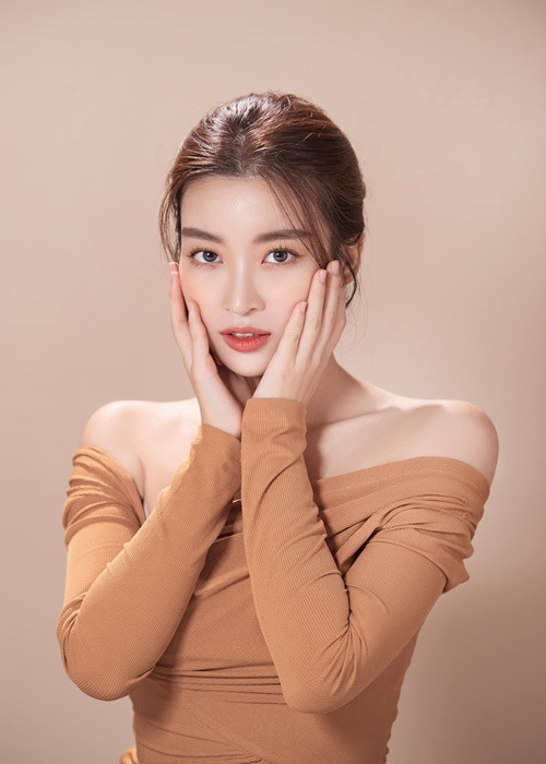 Hoa hậu Việt Nam 2016 từng tâm sự, cô cần một người hiểu và có thể chia sẻ với mình mọi vấn đề trong cuộc sống. “Sẽ tốt hơn nếu người đó có thể chỉ dạy và giúp đỡ mình trong lĩnh vực kinh doanh”, Mỹ Linh chia sẻ. Ảnh: FBNV