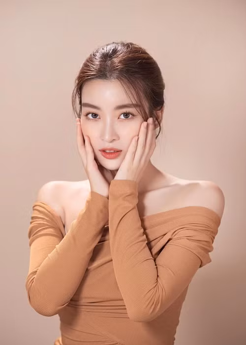 Hoa hậu Việt Nam 2016 từng tâm sự, cô cần một người hiểu và có thể chia sẻ với mình mọi vấn đề trong cuộc sống. “Sẽ tốt hơn nếu người đó có thể chỉ dạy và giúp đỡ mình trong lĩnh vực kinh doanh”, Mỹ Linh chia sẻ. Ảnh: FBNV