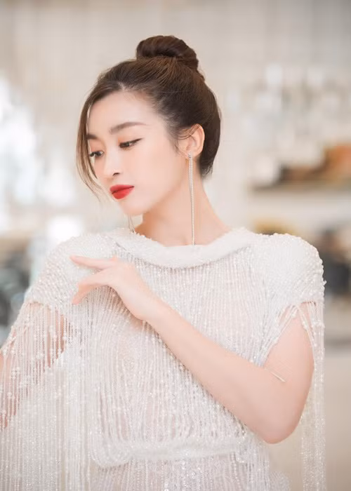 Hoa hậu Việt Nam 2016 từng khẳng định cô chưa bao giờ quen đại gia hay quen một người nào đó vì tiền, ngoài tình cảm. Ảnh: FBNV