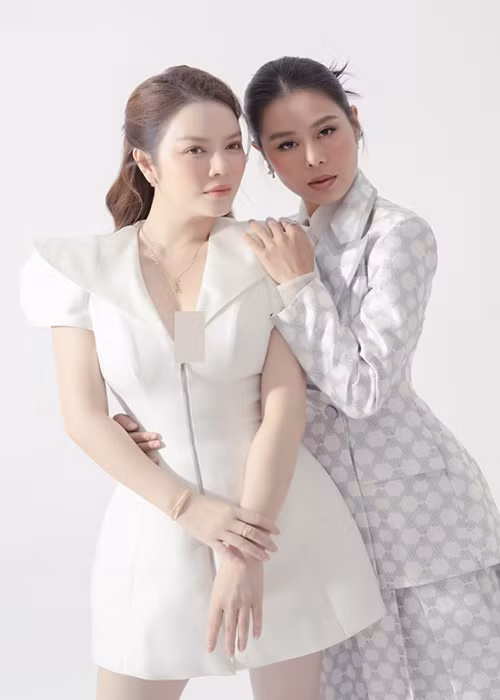 Về mối quan hệ với Nam Thư, Lý Nhã Kỳ cho biết cô yêu quý đàn em vì tính cách chân thật, tình cảm và thẳng thắn.