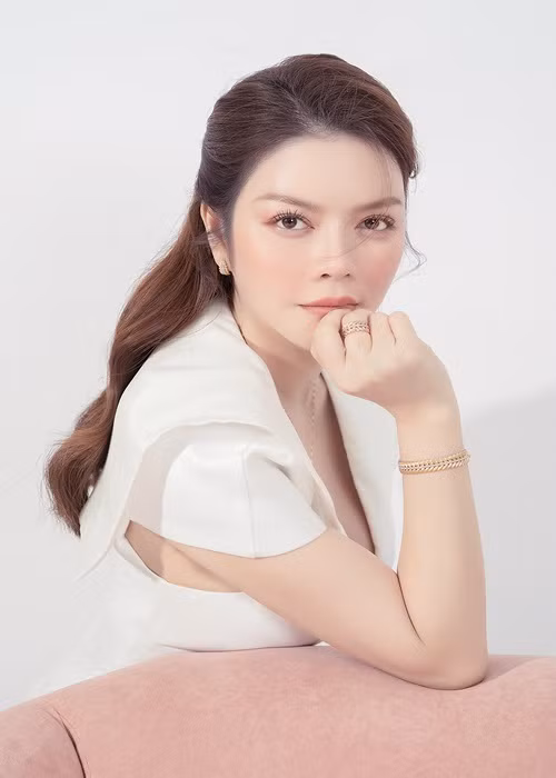 Lý Nhã Kỳ hiện tại có cuộc sống sung túc. Nữ diễn viên cho biết mình không “đụng móng tay” khi tất cả đều có người trợ giúp.