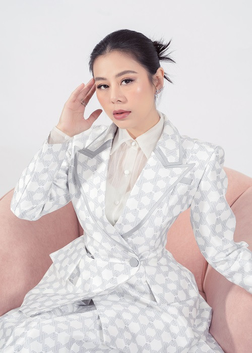 Lý Nhã Kỳ nhắn nhủ đến Nam Thư: “Em hãy sống thật đi, thật với cảm xúc của mình. Nếu cứ như vậy em sẽ khổ, tổn thương và cô đơn trong chính tâm hồn của mình. Điều đó rất kinh khủng. Em đã không thương lượng được với chính tâm hồn của mình”.