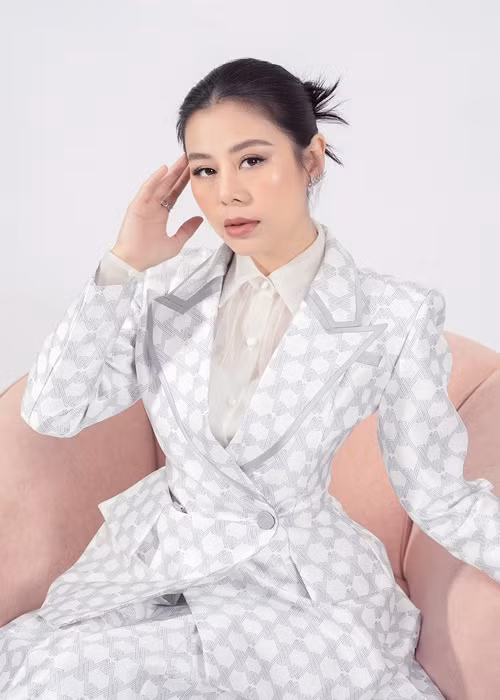 Lý Nhã Kỳ nhắn nhủ đến Nam Thư: “Em hãy sống thật đi, thật với cảm xúc của mình. Nếu cứ như vậy em sẽ khổ, tổn thương và cô đơn trong chính tâm hồn của mình. Điều đó rất kinh khủng. Em đã không thương lượng được với chính tâm hồn của mình”.