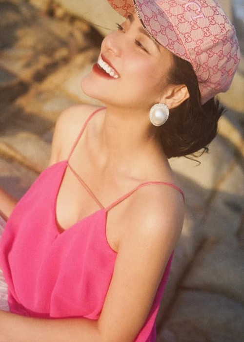 Bạn gái của Phi Hùng có ngoại hình hút mắt với gương mặt xinh đẹp, vóc dáng gợi cảm.