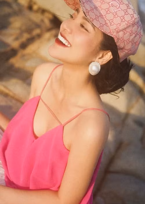 Bạn gái của Phi Hùng có ngoại hình hút mắt với gương mặt xinh đẹp, vóc dáng gợi cảm.