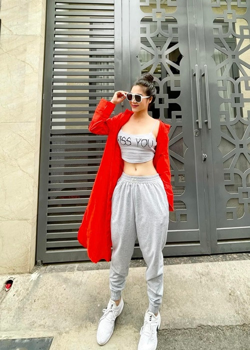 Mới đây, cô viết: "Cảm ơn vì đã luôn che chở, bảo vệ em trước tất cả mọi thứ".