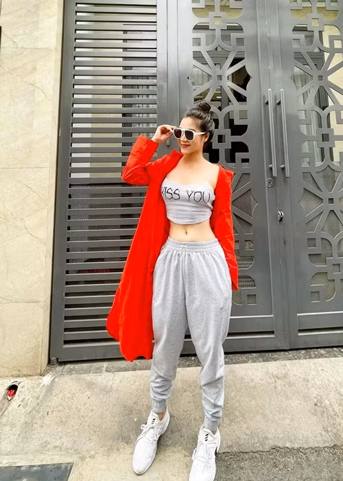 Mới đây, cô viết: "Cảm ơn vì đã luôn che chở, bảo vệ em trước tất cả mọi thứ".