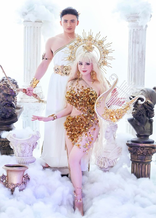 Mới đây, nữ ca sĩ chuyển giới gây chú ý khi chia sẻ ảnh bên người tình tin đồn Song Duy.