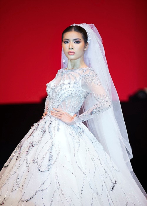 Thiết kế váy cưới của Đỗ Long được may bằng chất liệu ren mỏng, đính kết tỉ mỉ. Ảnh: Đẹp