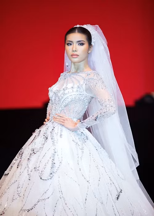 Thiết kế váy cưới của Đỗ Long được may bằng chất liệu ren mỏng, đính kết tỉ mỉ. Ảnh: Đẹp