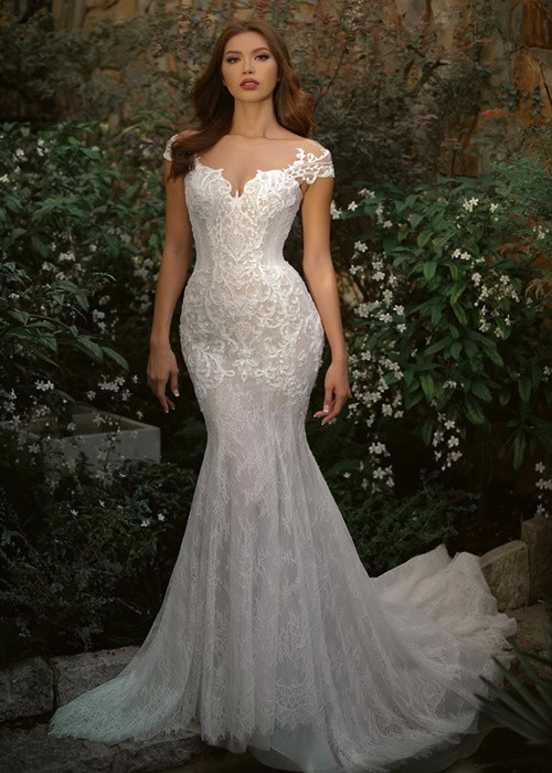 Minh Tú diện các mẫu váy cưới nền nã, thanh lịch, đậm chất quý cô. Ảnh: Dân Việt