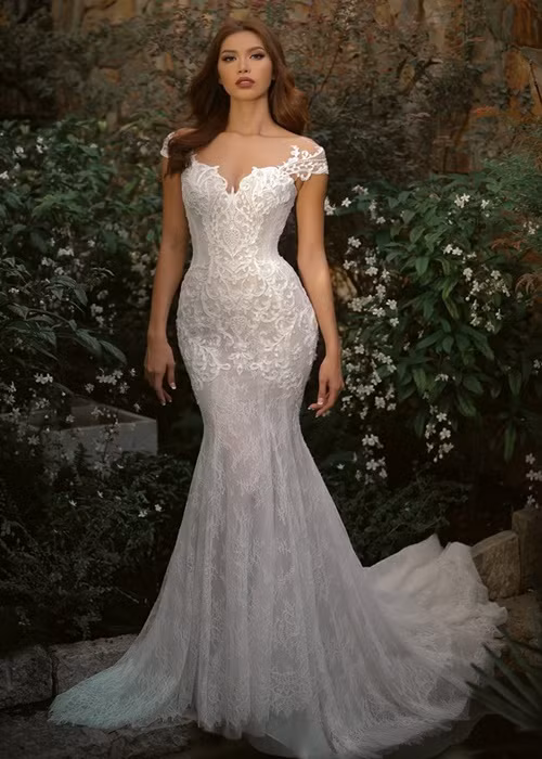 Minh Tú diện các mẫu váy cưới nền nã, thanh lịch, đậm chất quý cô. Ảnh: Dân Việt