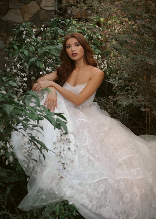 Minh Tú vừa quyến rũ ngọt ngào, vừa sang trọng trong chiếc váy cưới viền ren hoa đối xứng. Ảnh: Dân Việt