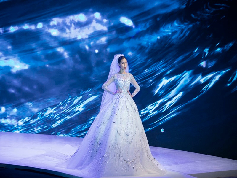 Minh Tú đảm nhận vai trò kết show khi diện váy cưới của NTK Đỗ Long. Ảnh: Đẹp