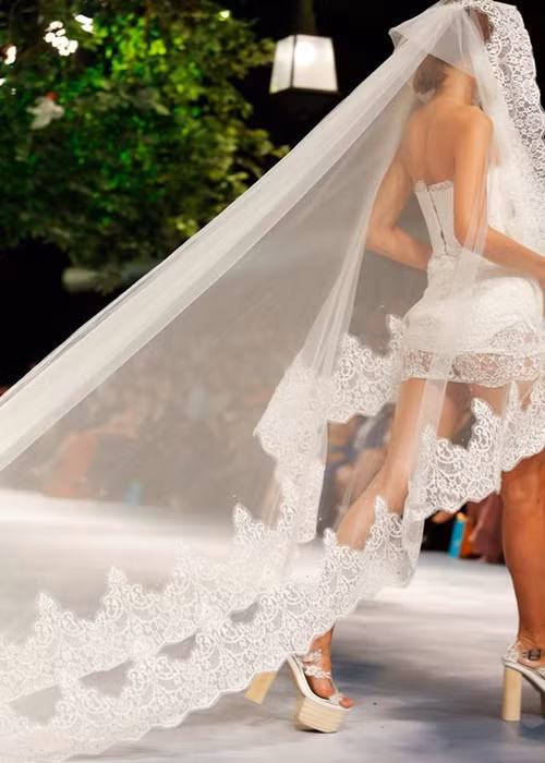 Chân dài sinh năm 1991 gợi cảm trong một mẫu váy cưới. Ảnh: FBNV