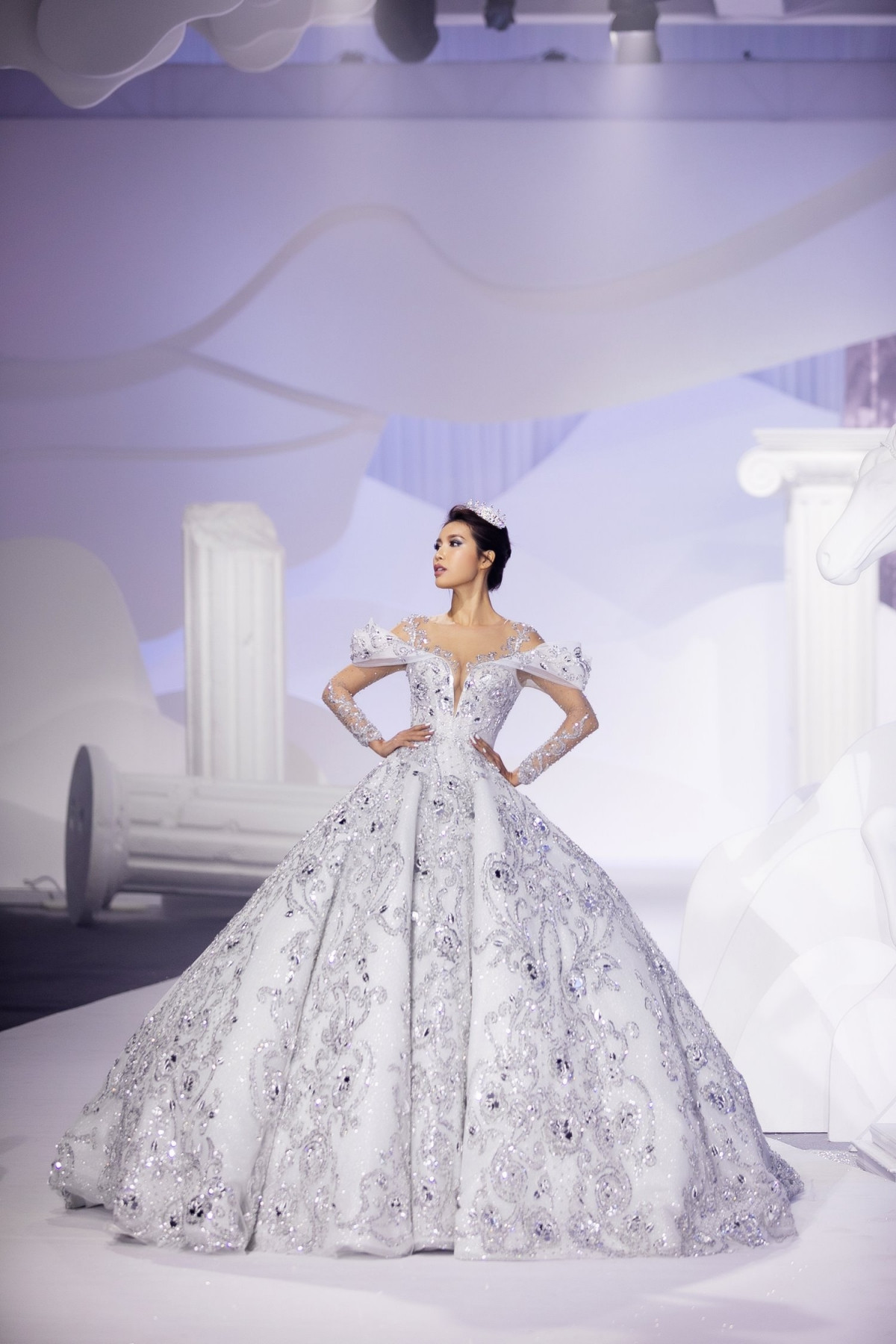 Trong một show thời trang tháng 10/2020, Minh Tú mặc váy cưới lộng lẫy. Thiết kế đính 50.000 viên pha lê, nặng 25kg. Ảnh: VOV