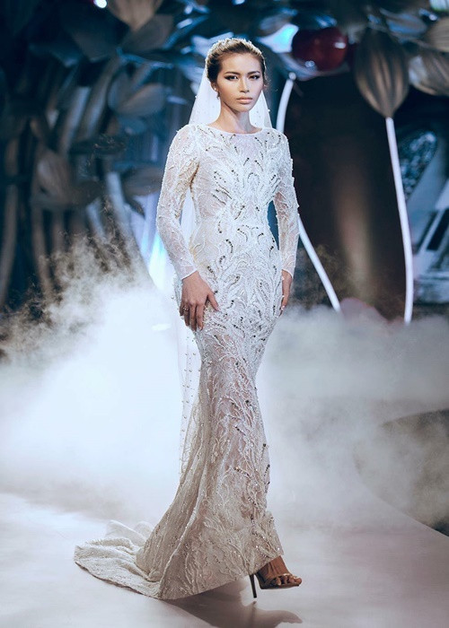 Nữ người mẫu tự tin sải bước trên sàn catwalk. Ảnh: FBNV