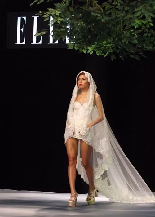 Minh Tú được không ít nhà thiết kế "chọn mặt gửi vàng" khi lựa chọn người mẫu mặc váy cưới. Ảnh: FBNV