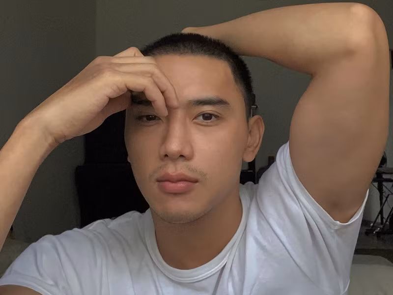 Á vương của cuộc thi Nam vương toàn cầu 2017 đi khám sức khỏe ngay sau khi hoàn thành cảnh quay. Ảnh: FBNV