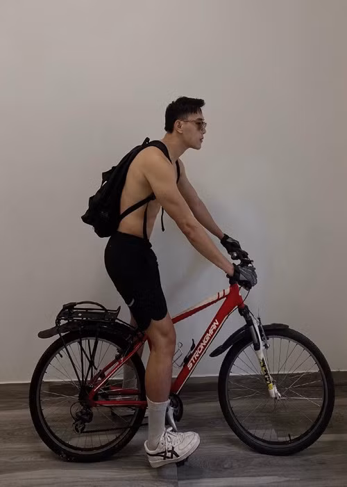 Hiện tại, nam người mẫu giữ được phong độ với body 6 múi. Ảnh: FBNV