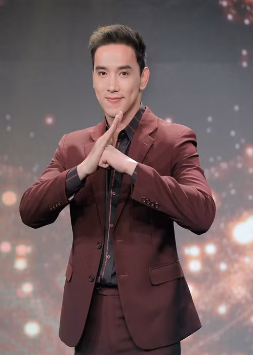 Vẻ đẹp nam thần của anh khiến bao cô gái mê mệt. Ảnh: FBNV