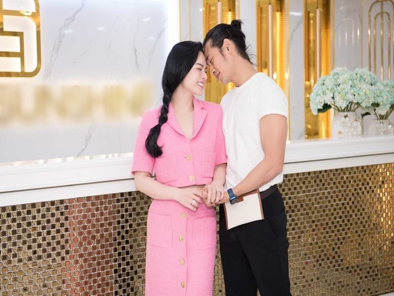 Một số người cho rằng Nhật Kim Anh và Lợi Trần có mối quan hệ thân thiết do Lợi Trần trở thành đại sứ một thương hiệu của Nhật Kim Anh. Ảnh: Dân Việt