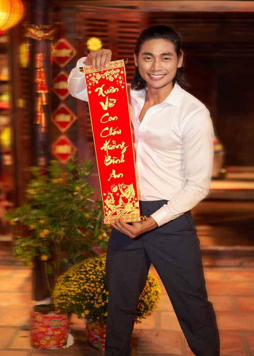 Lợi Trần gây chú ý khi chia sẻ rằng anh sẽ hạn chế đóng vai phản diện, cảnh nóng. "Tôi đặt ra sứ mệnh cho mình trong điện ảnh là cống hiến những gì đẹp nhất, chất lượng và ý nghĩa nhất, do vậy bản thân người diễn viên phải chọn lọc vai diễn, lan tỏa thông điệp mong muốn qua vai diễn. Tôi hi vọng mình có thể là tấm gương để thế hệ diễn viên trẻ noi theo, và hơn hết, tôi không muốn hình ảnh nghệ thuật của mình làm ảnh hưởng đến gia đình, vợ con sau này", Lợi Trần nói. Ảnh: FBNV