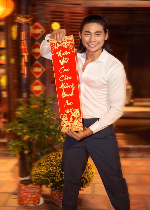 Lợi Trần gây chú ý khi chia sẻ rằng anh sẽ hạn chế đóng vai phản diện, cảnh nóng. "Tôi đặt ra sứ mệnh cho mình trong điện ảnh là cống hiến những gì đẹp nhất, chất lượng và ý nghĩa nhất, do vậy bản thân người diễn viên phải chọn lọc vai diễn, lan tỏa thông điệp mong muốn qua vai diễn. Tôi hi vọng mình có thể là tấm gương để thế hệ diễn viên trẻ noi theo, và hơn hết, tôi không muốn hình ảnh nghệ thuật của mình làm ảnh hưởng đến gia đình, vợ con sau này", Lợi Trần nói. Ảnh: FBNV