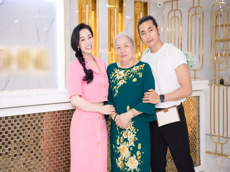 Lợi Trần gây chú ý khi xuất hiện bên mẹ đẻ của Nhật Kim Anh. Ảnh: Dân Việt