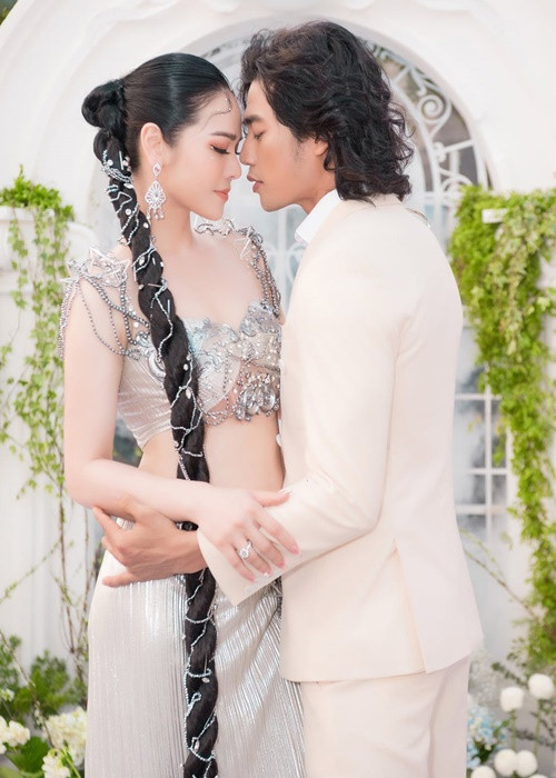 Nhiều khán giả tò mò mối quan hệ giữa Nhật Kim Anh và đàn em kém 5 tuổi. Ảnh: Dân Việt