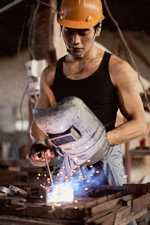 Nam diễn viên sinh năm 1990 sở hữu gương mặt điển trai, nam tính cùng vóc dáng săn chắc. Ảnh: FBNV