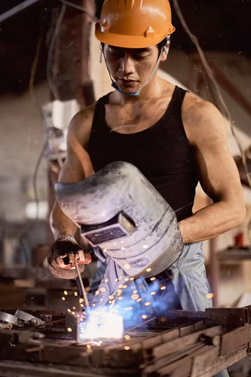 Nam diễn viên sinh năm 1990 sở hữu gương mặt điển trai, nam tính cùng vóc dáng săn chắc. Ảnh: FBNV