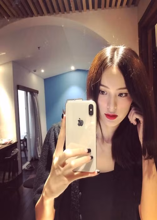 Hạ Vi đăng tải hình ảnh xinh đẹp vào tháng 11/2020.