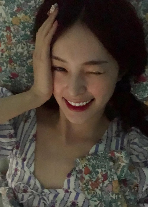 Fan vẫn theo dõi mọi động thái của Hạ Vi qua mạng xã hội.